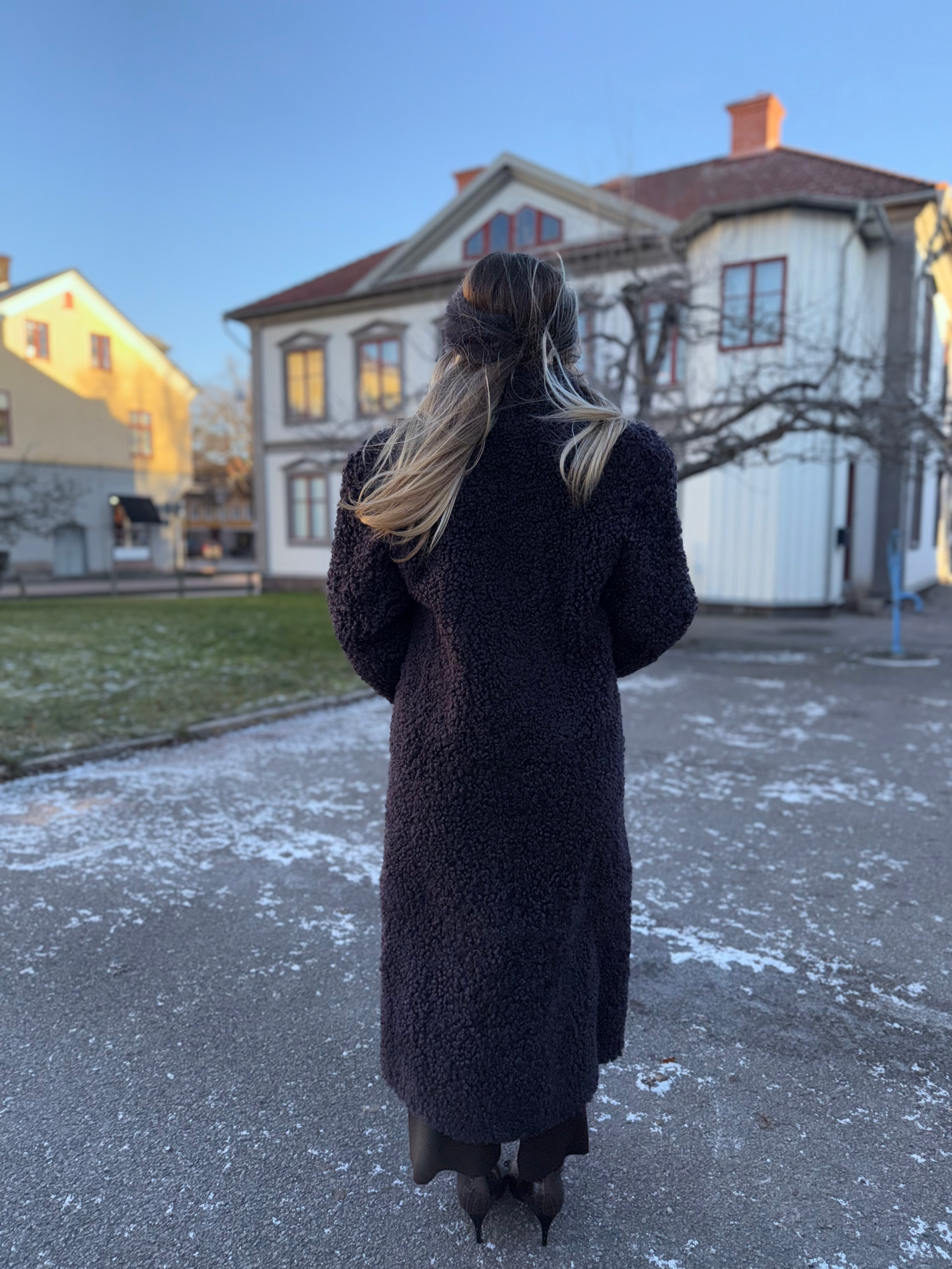 Exclusive hellång kappa i in Gotlandslamm med justerbar längd Plommon - Bild 2