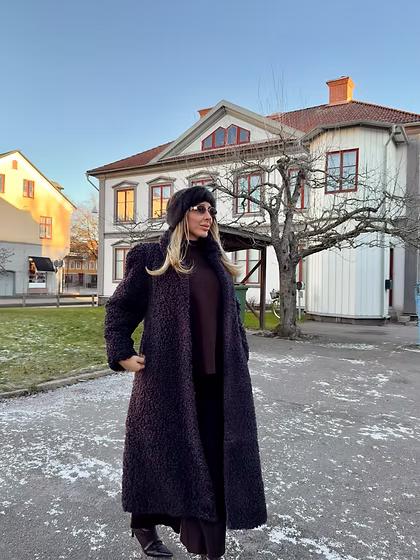 Exclusive hellång kappa i in Gotlandslamm med justerbar längd Plommon - Bild 4