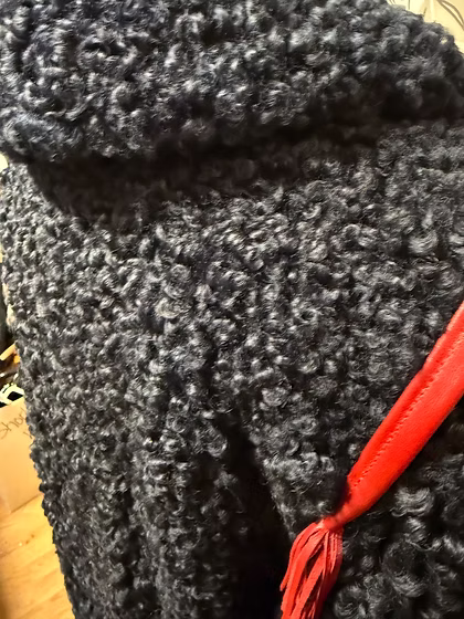 Klassisk Kappa i Lammskinn Marinblå Med Röda Detaljer - Bild 4
