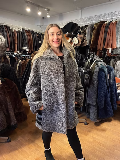 Lammskinnskappa med special-designade ärmar